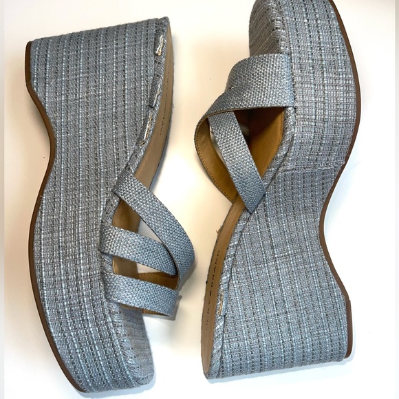 Sandals 🔥 2 for 40 🚨FLASH SALEEEE - Picture 2 of 3